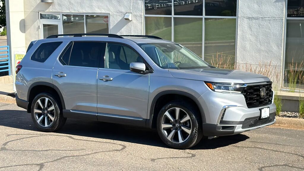 2023 Honda Pilot Touring — photo 1 of 13