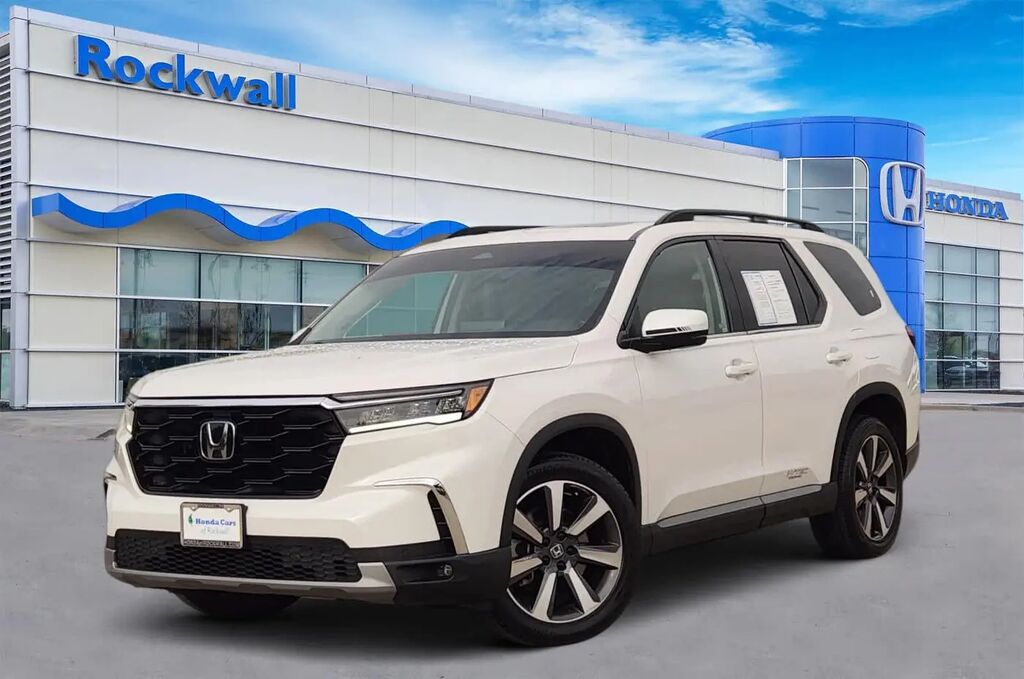 2023 Honda Pilot Touring — photo 1 of 13