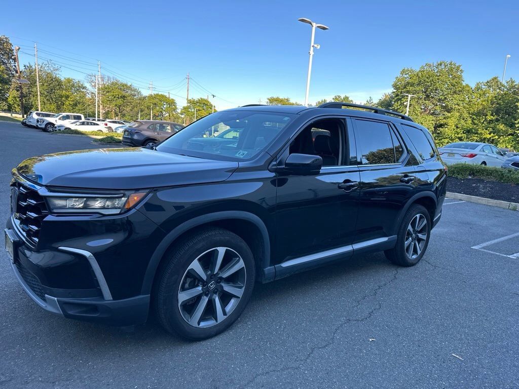 2023 Honda Pilot AWD ELITE — photo 1 of 7
