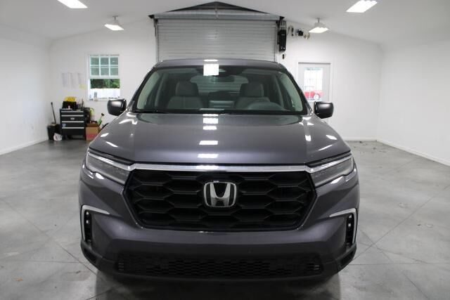 2023 Honda Pilot LX — photo 1 of 2