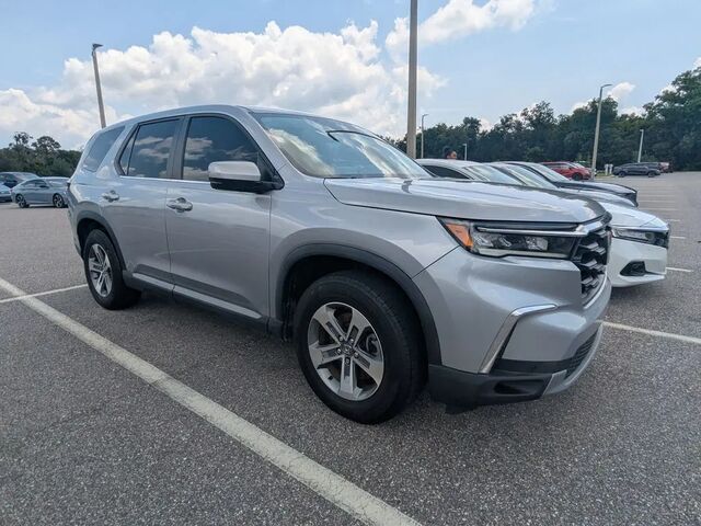 2023 Honda Pilot EX-L w/Rear Captain's Chairs