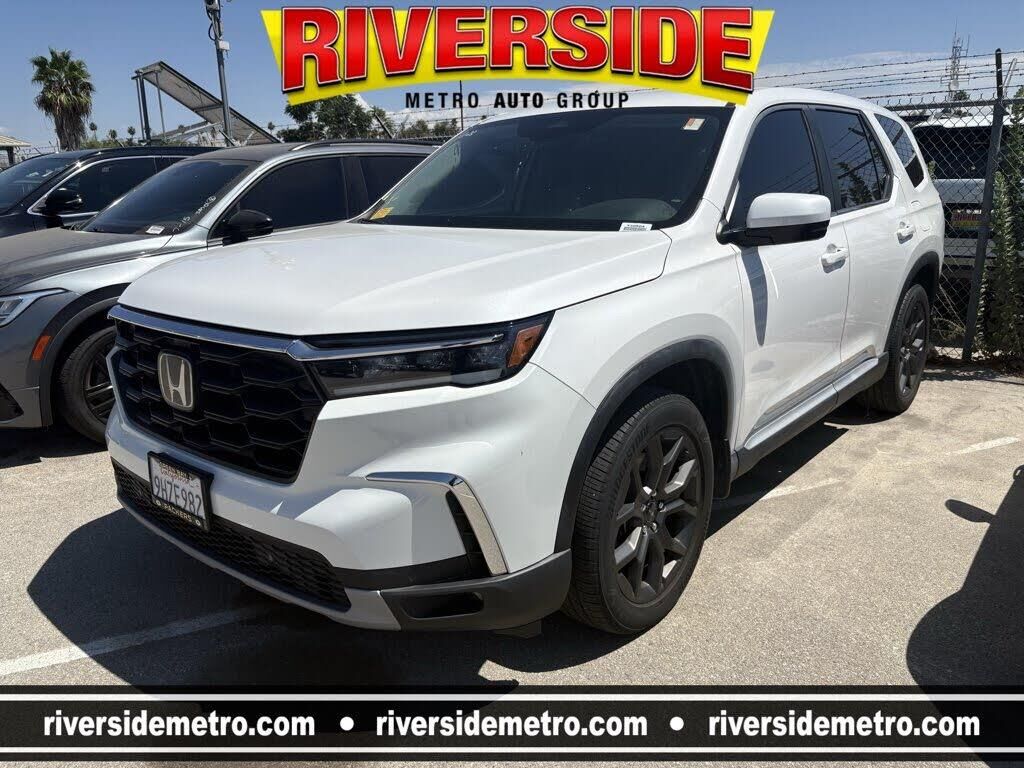 2023 Honda Pilot EX-L w/Rear Captain's Chairs — photo 1 of 5