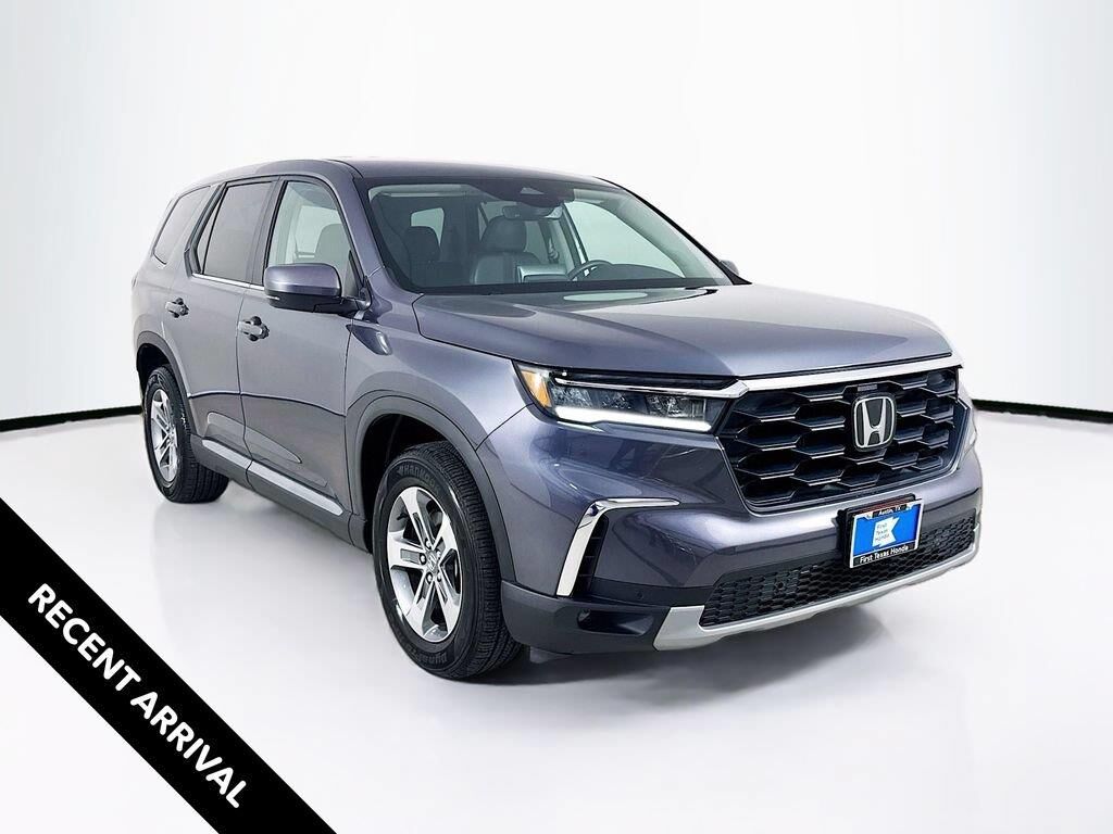 2024 Honda Pilot EX-L w/Rear Captain's Chairs — photo 1 of 6