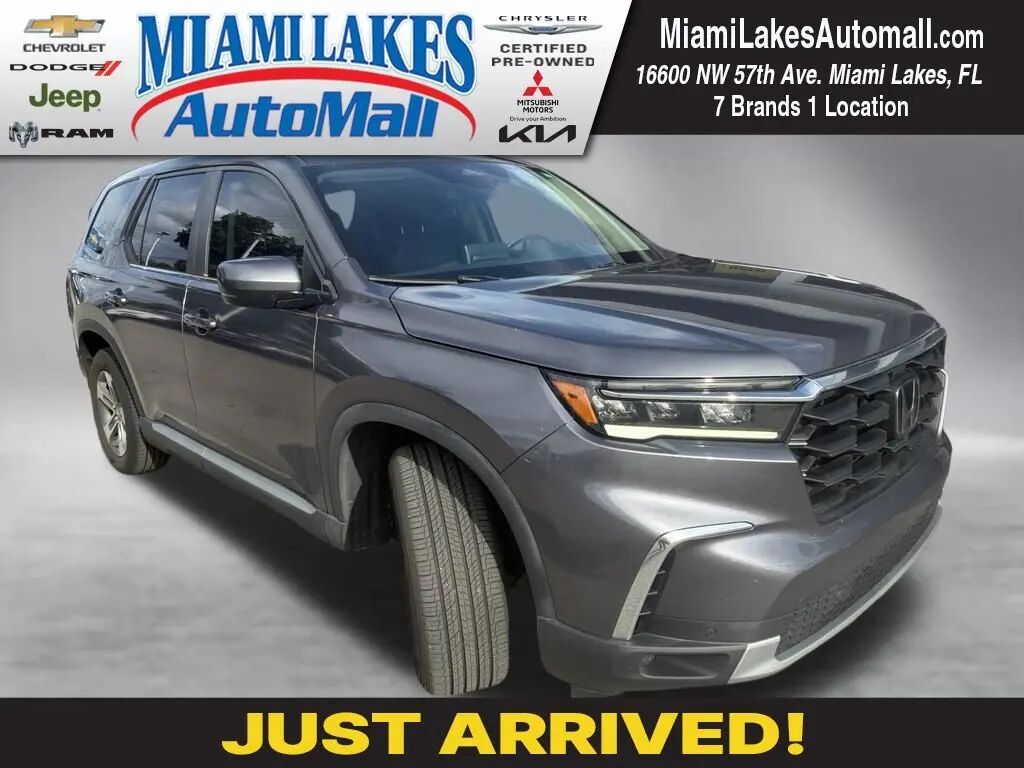 2024 Honda Pilot EX-L w/Rear Captain's Chairs — photo 1 of 5