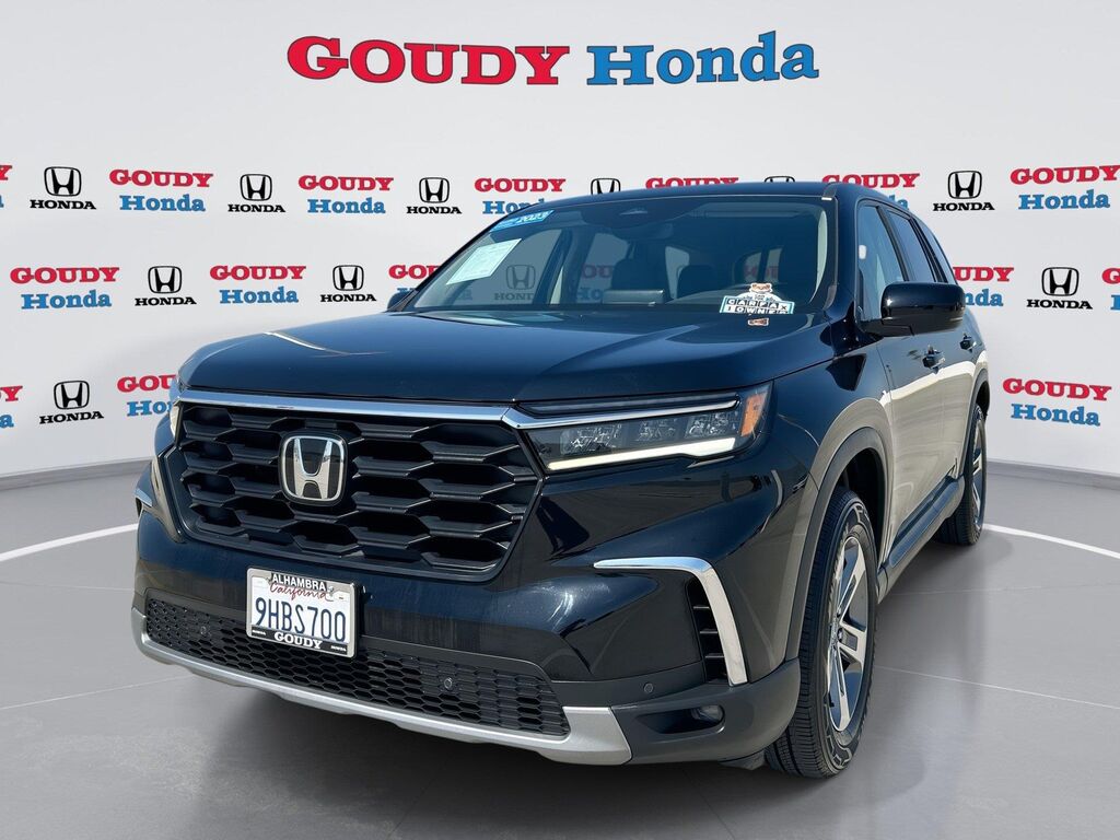 2023 Honda Pilot EX-L w/Rear Captain's Chairs — photo 1 of 13