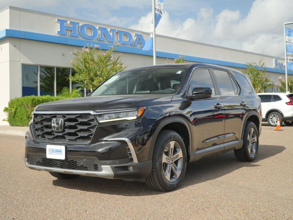 2023 Honda Pilot EX-L w/Rear Captain's Chairs — photo 1 of 13