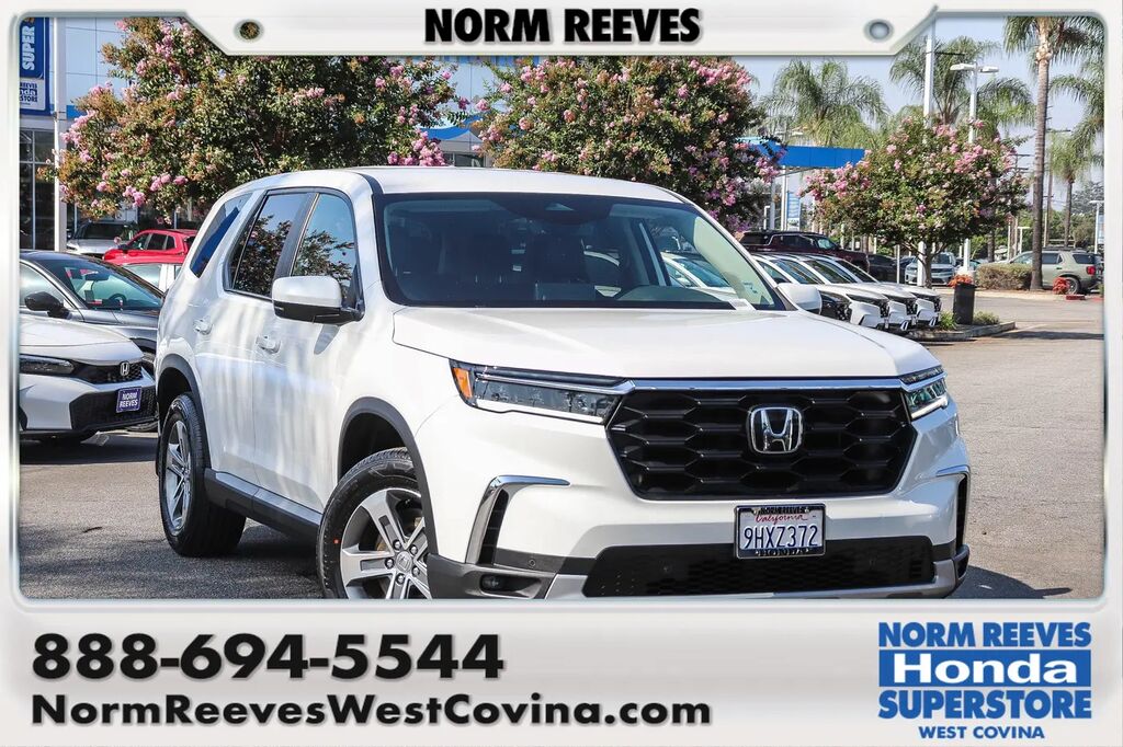 2023 Honda Pilot EX-L w/Rear Captain's Chairs — photo 1 of 11