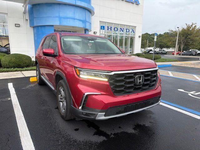 2023 Honda Pilot EX-L w/Rear Captain's Chairs