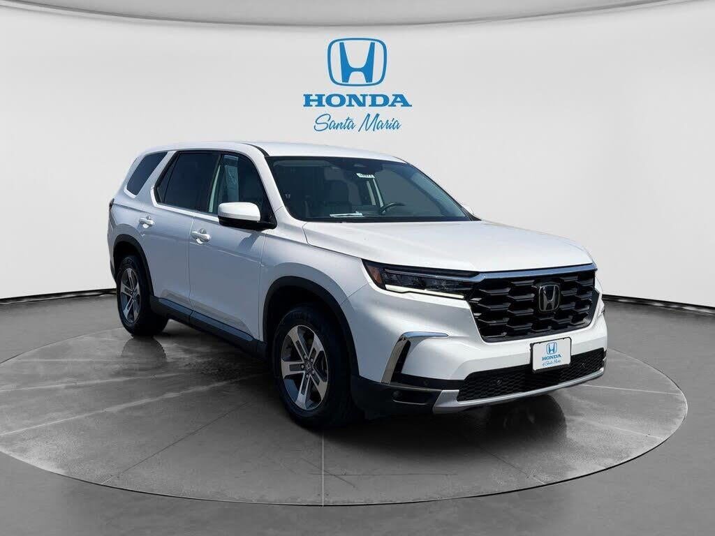 2024 Honda Pilot EX-L w/Rear Captain's Chairs — photo 1 of 1