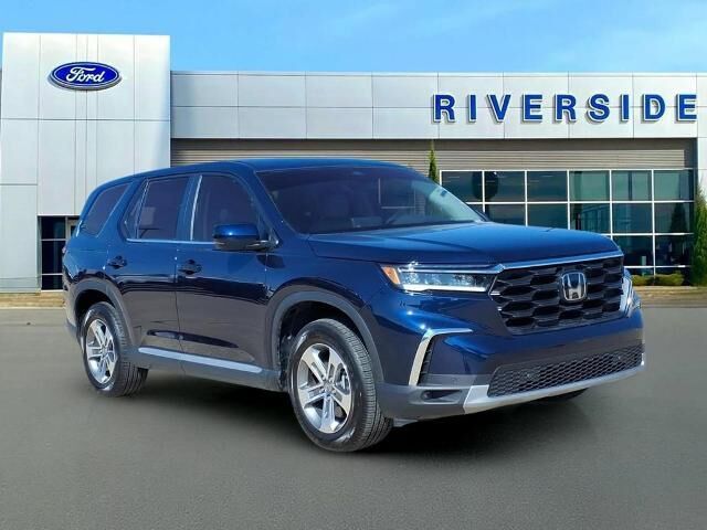 2024 Honda Pilot EX-L w/Rear Captain's Chairs