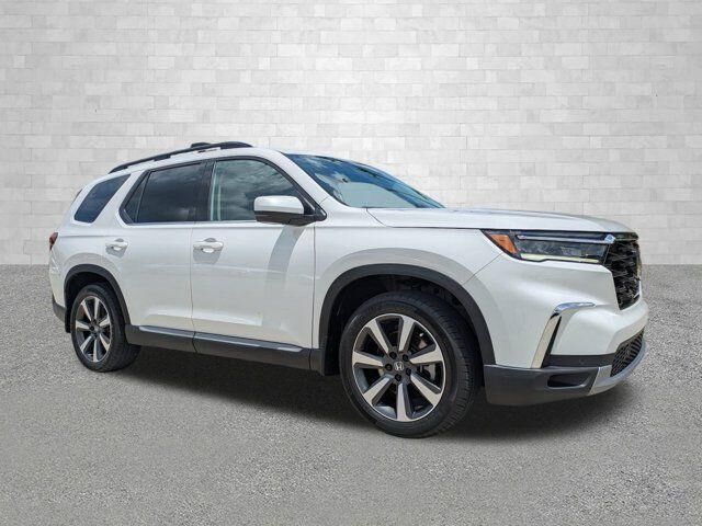 2023 Honda Pilot Touring — photo 1 of 13