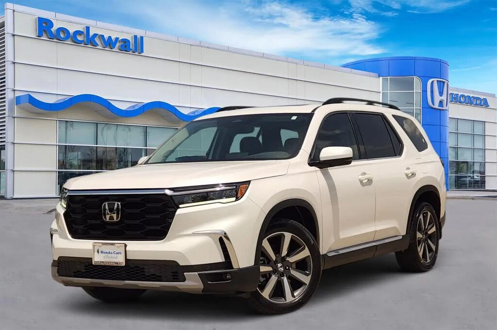 2023 Honda Pilot Touring — photo 1 of 13