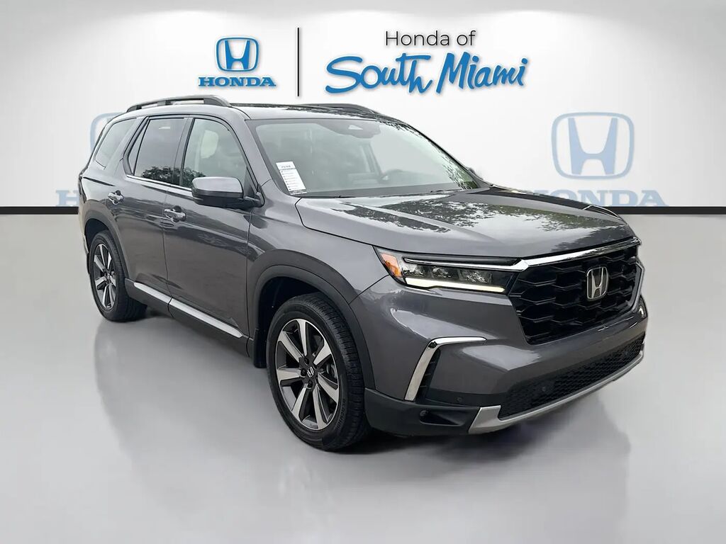 2025 Honda Pilot Touring — photo 1 of 13