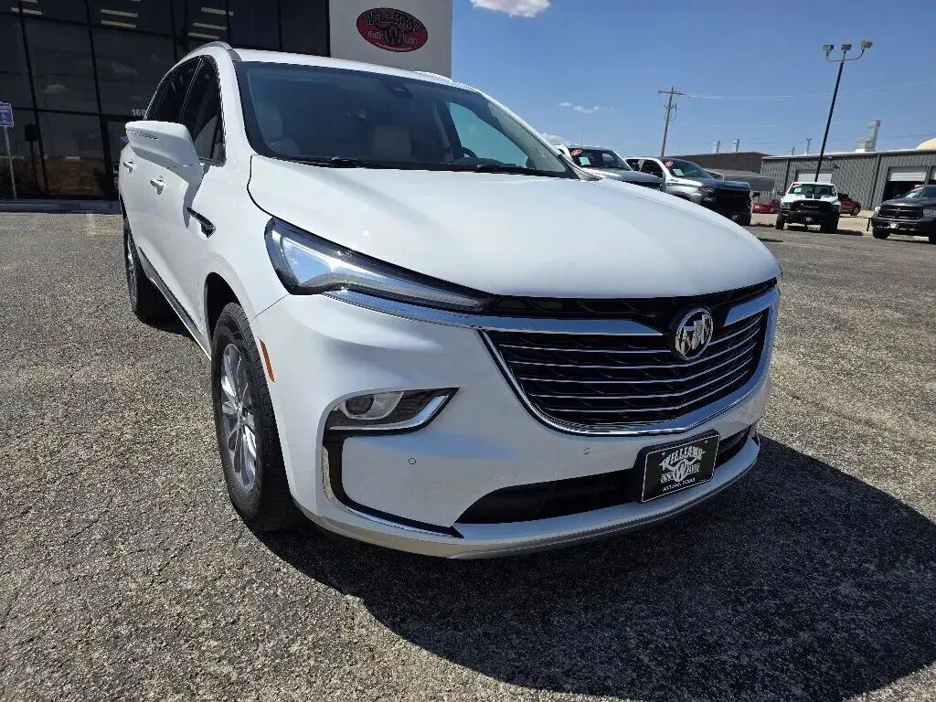 2023 Buick Enclave Essence — photo 1 of 13