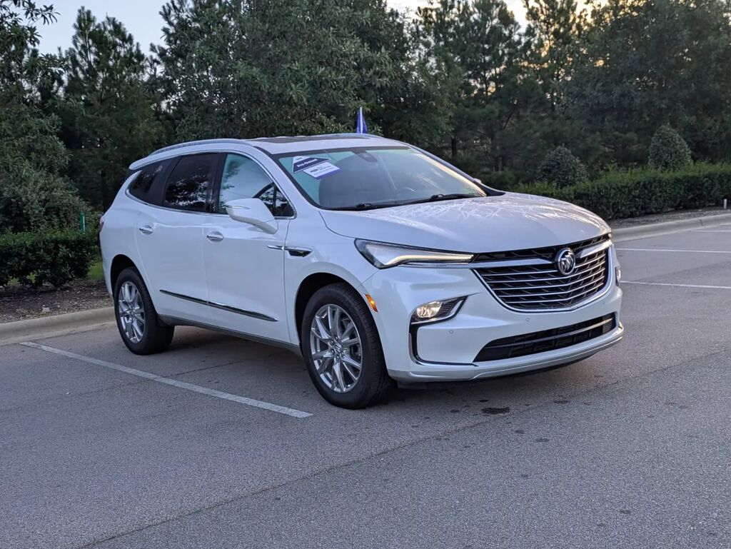 2024 Buick Enclave Essence — photo 1 of 13
