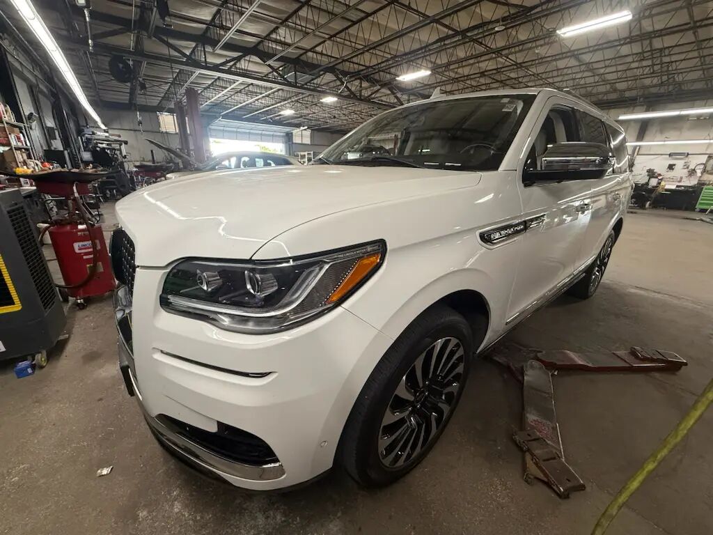 2022 Lincoln Navigator Black Label — photo 1 of 26