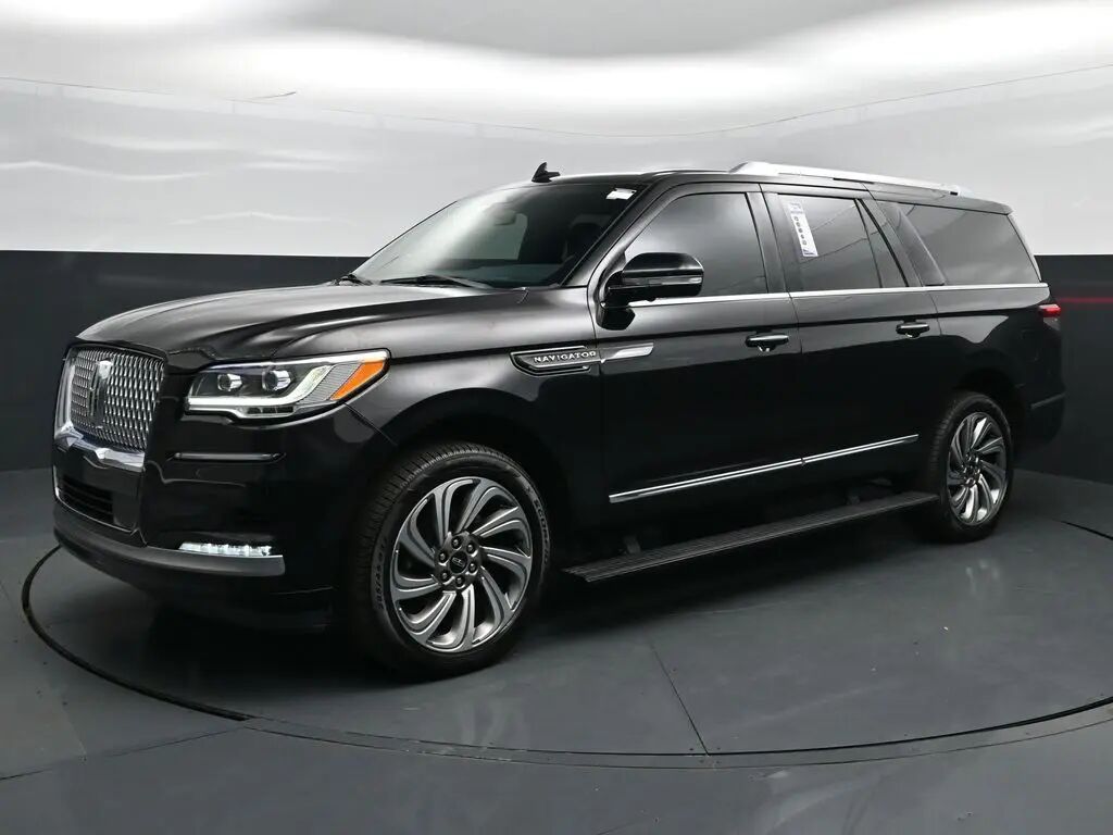 2022 Lincoln Navigator L Standard — photo 1 of 12