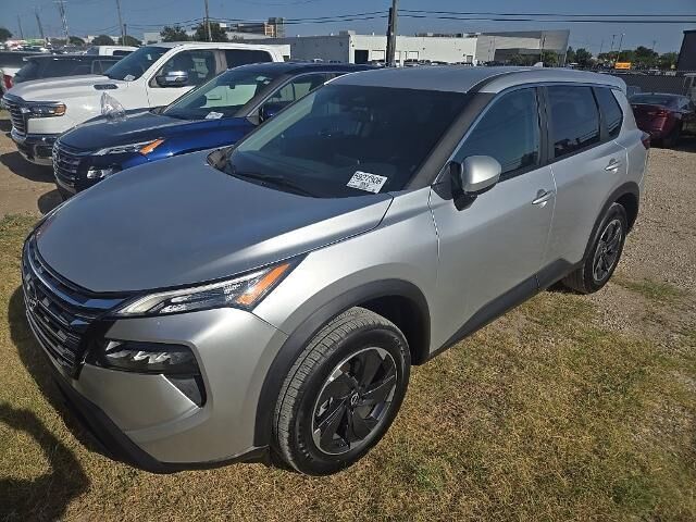2025 Nissan Rogue SV — photo 1 of 13