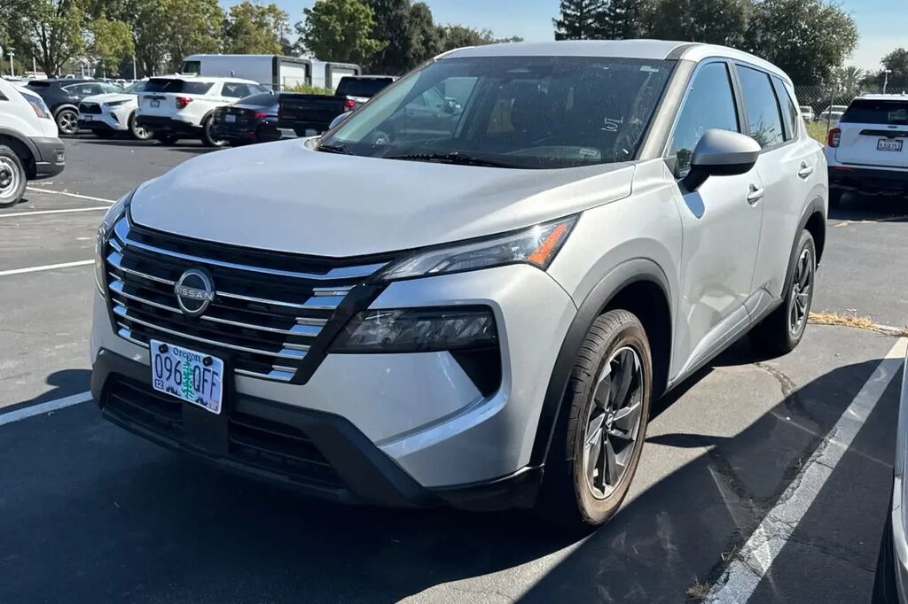 2025 Nissan Rogue SV — photo 1 of 2