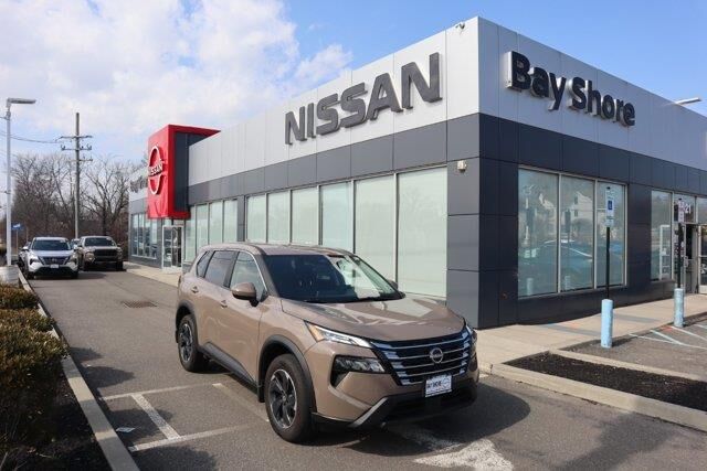 2025 Nissan Rogue SV — photo 1 of 13