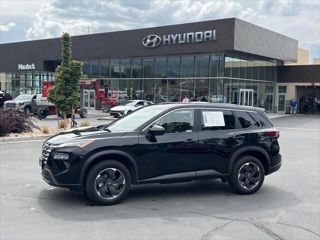 2025 Nissan Rogue SV — photo 1 of 13