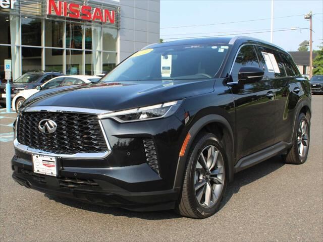 2023 INFINITI QX60 Luxe — photo 1 of 12