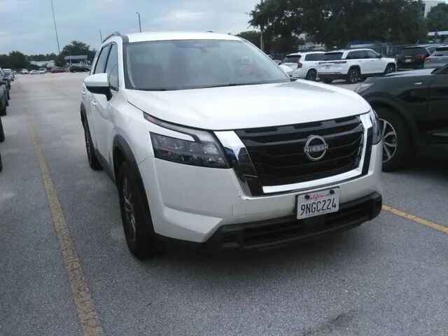 2024 Nissan Pathfinder SV