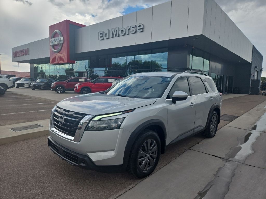 2022 Nissan Pathfinder SV — photo 1 of 13