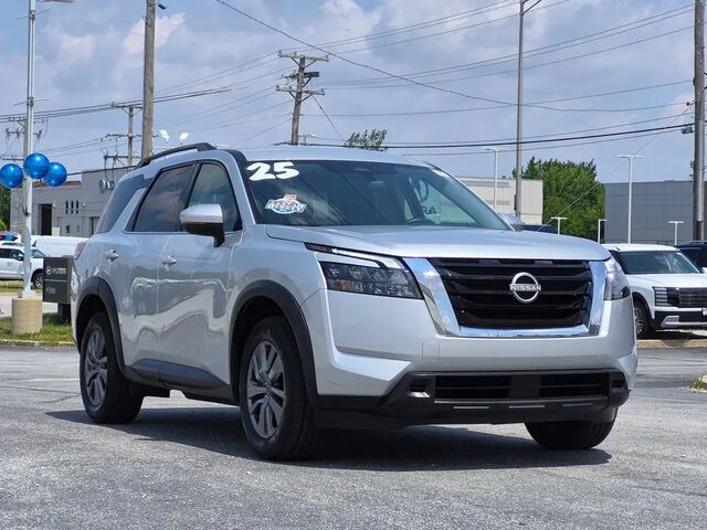 2025 Nissan Pathfinder SV