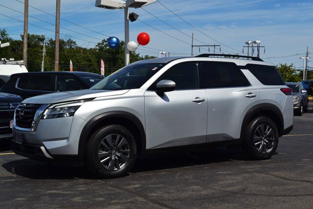 2022 Nissan Pathfinder SV