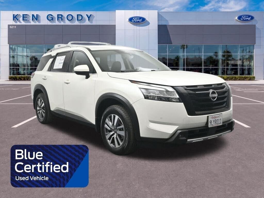 2023 Nissan Pathfinder SL — photo 1 of 1