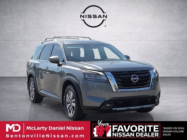 2022 Nissan Pathfinder SL — photo 1 of 13