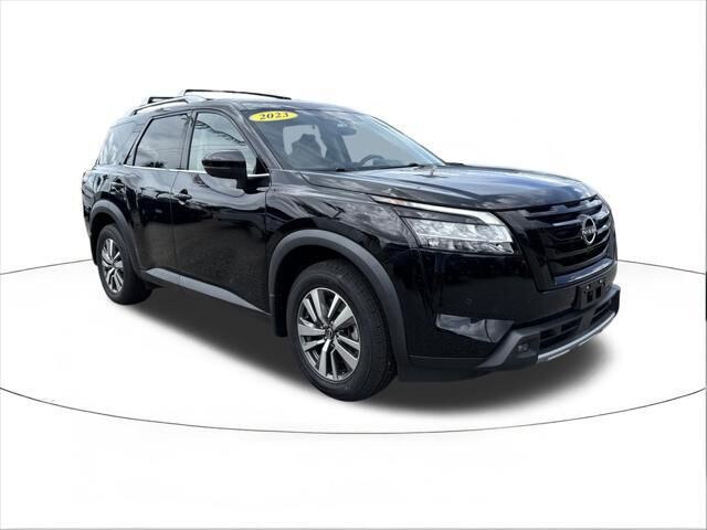 2023 Nissan Pathfinder SL — photo 1 of 13