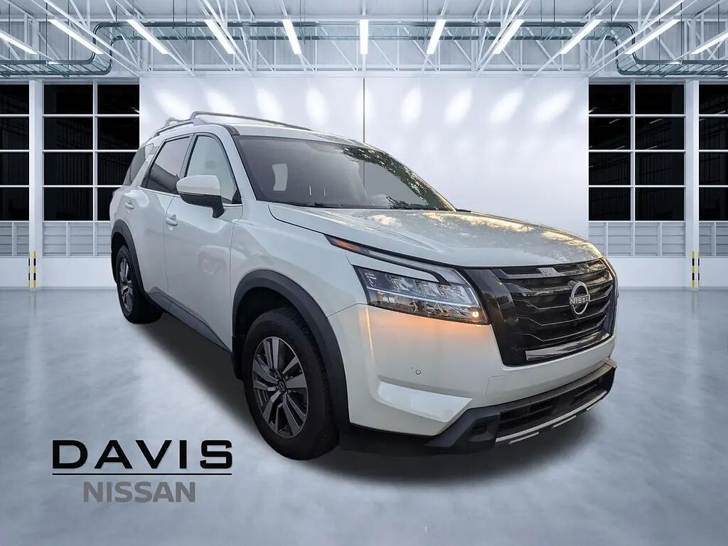 2024 Nissan Pathfinder SL — photo 1 of 3