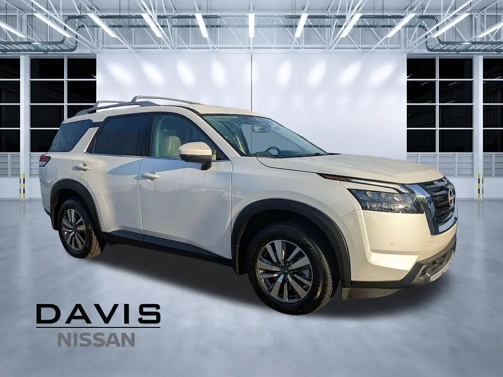 2025 Nissan Pathfinder SL — photo 1 of 13