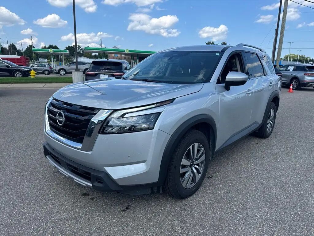 2025 Nissan Pathfinder SL — photo 1 of 13