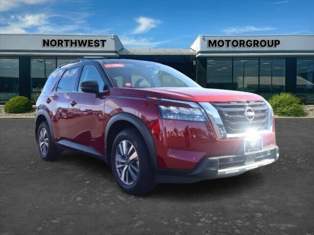 2025 Nissan Pathfinder SL — photo 1 of 13