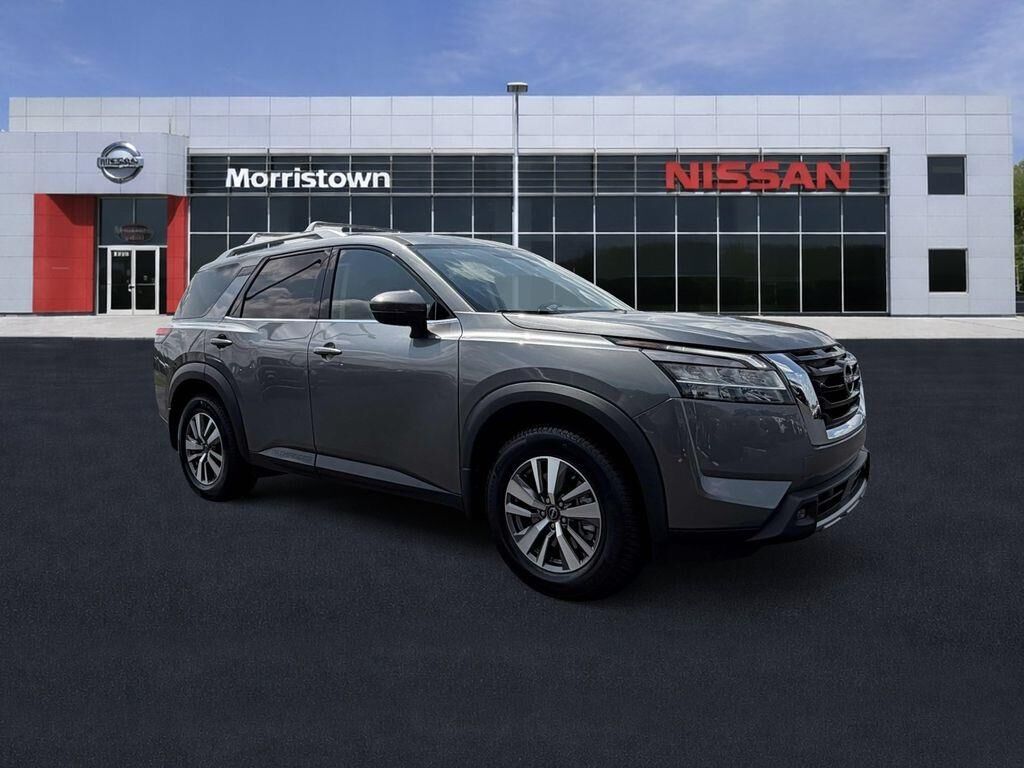 2023 Nissan Pathfinder SL — photo 1 of 13