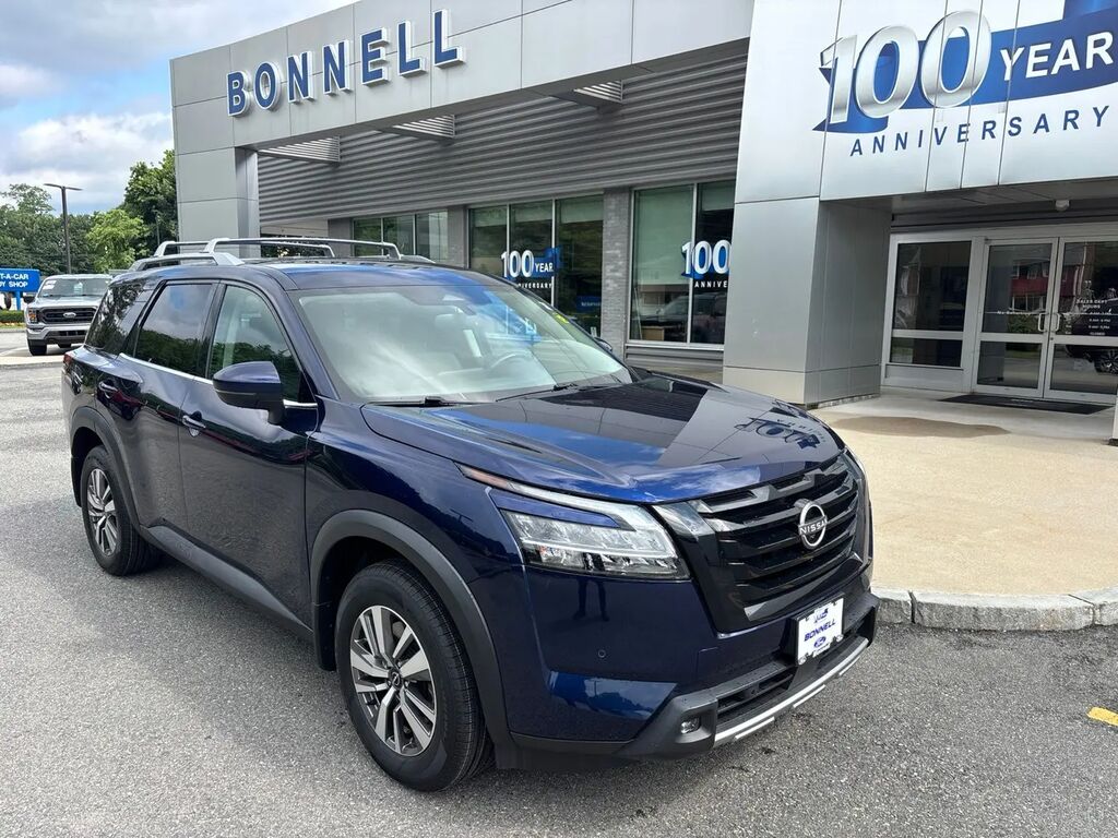 2022 Nissan Pathfinder SL — photo 1 of 13