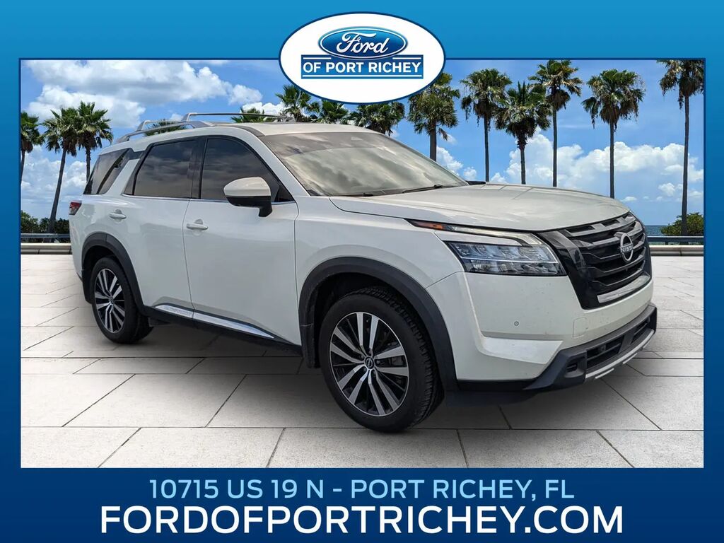 2024 Nissan Pathfinder Platinum — photo 1 of 13