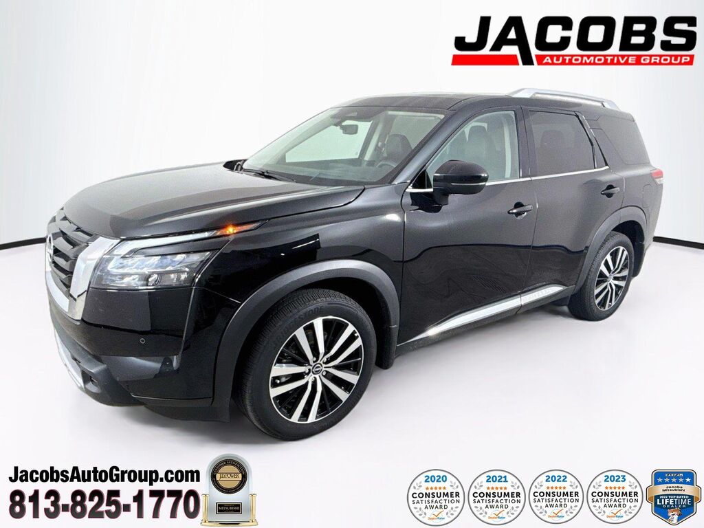 2025 Nissan Pathfinder Platinum — photo 1 of 13