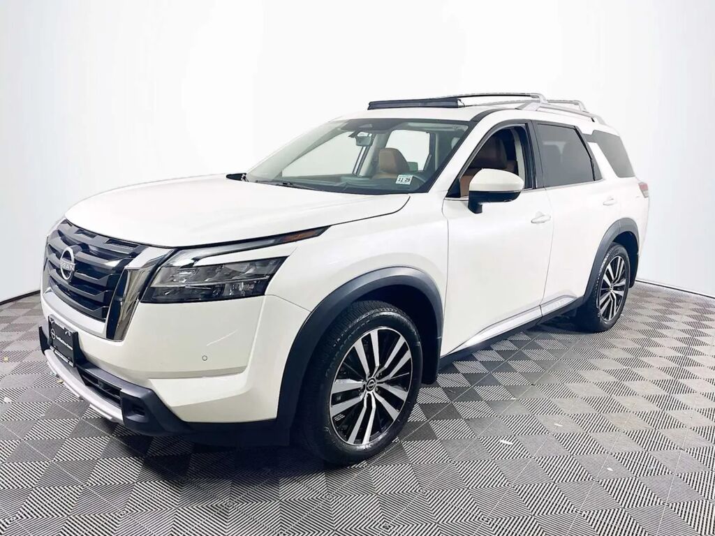2024 Nissan Pathfinder Platinum — photo 1 of 13