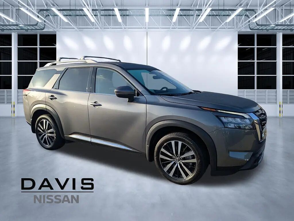 2025 Nissan Pathfinder Platinum — photo 1 of 13