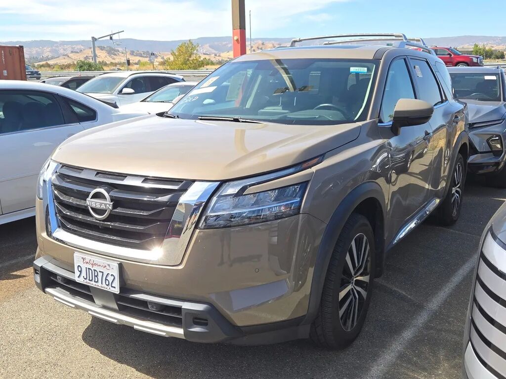 2023 Nissan Pathfinder Platinum — photo 1 of 3