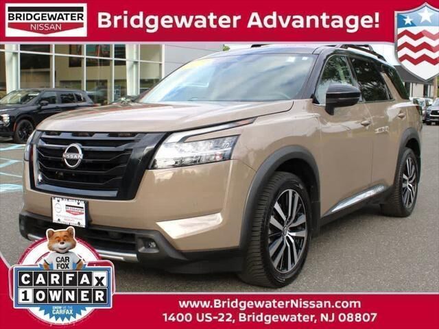 2023 Nissan Pathfinder Platinum — photo 1 of 13