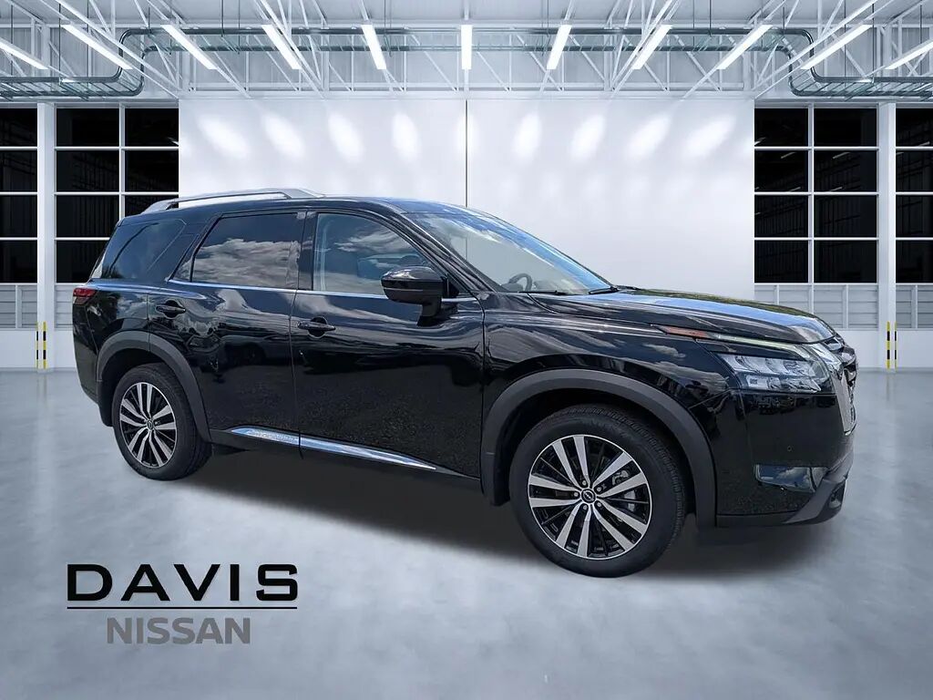 2025 Nissan Pathfinder Platinum — photo 1 of 13