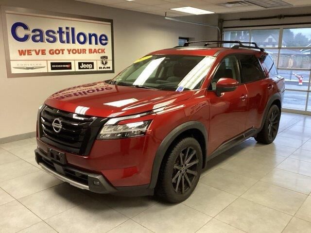 2023 Nissan Pathfinder Platinum — photo 1 of 13