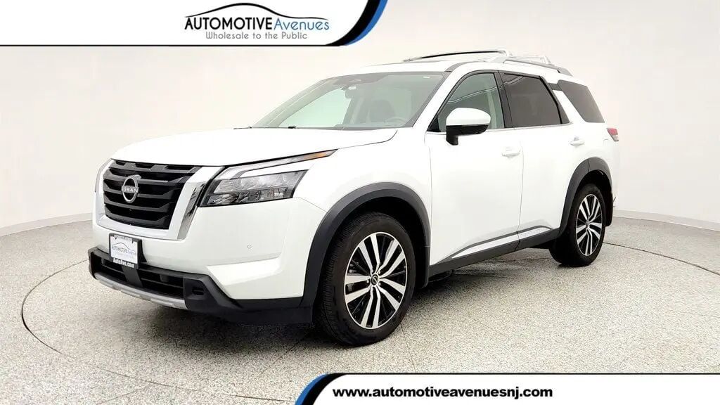 2025 Nissan Pathfinder Platinum — photo 1 of 13