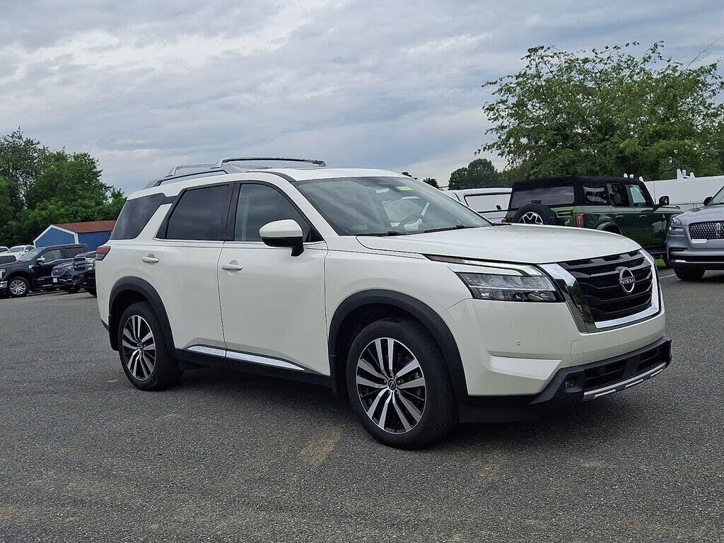 2024 Nissan Pathfinder Platinum — photo 1 of 1
