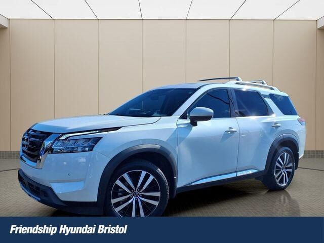 2024 Nissan Pathfinder Platinum — photo 1 of 13